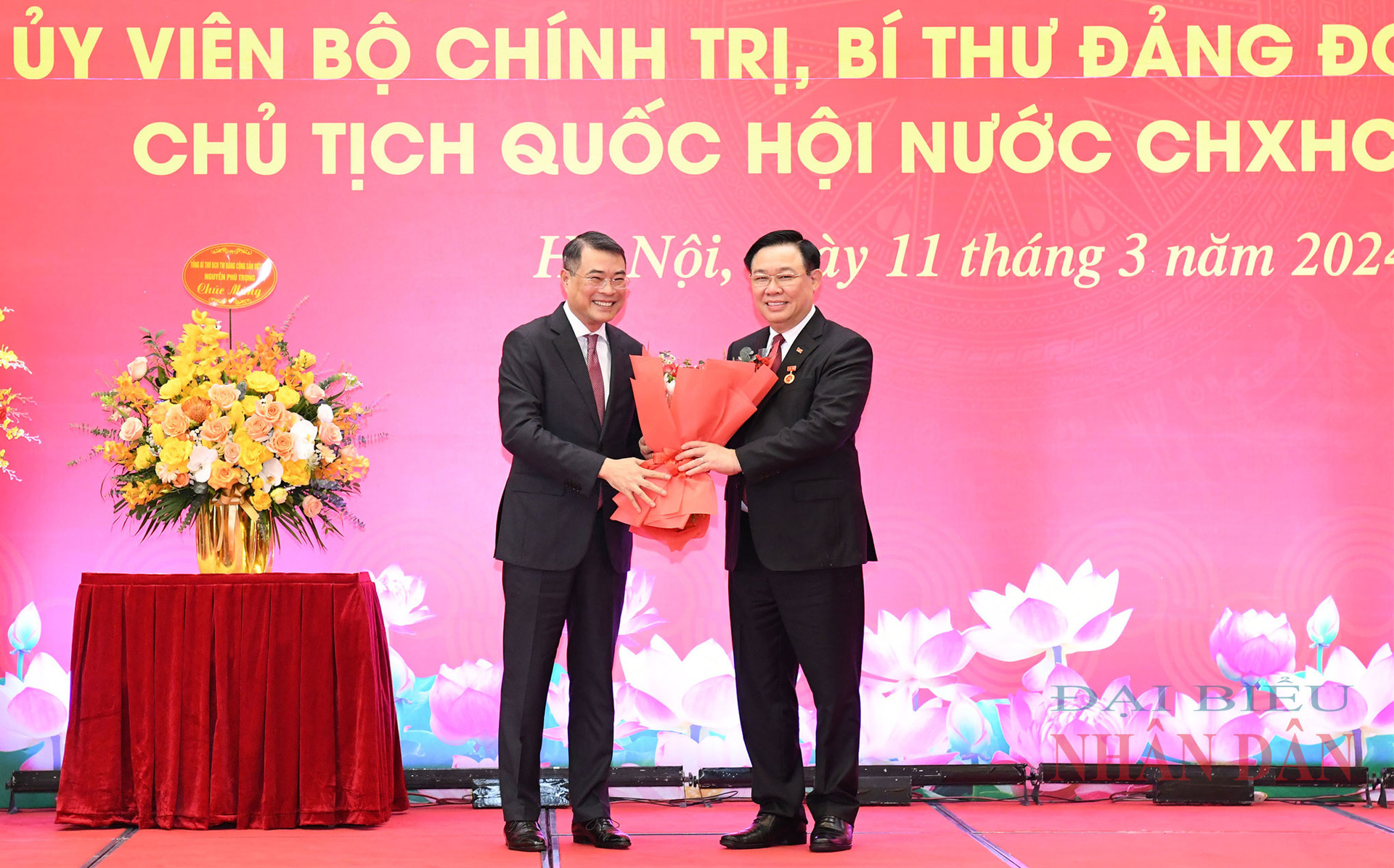 Lễ trao Huy hiệu 40 năm tuổi Đảng tặng Chủ tịch Quốc hội Vương Đình Huệ -0