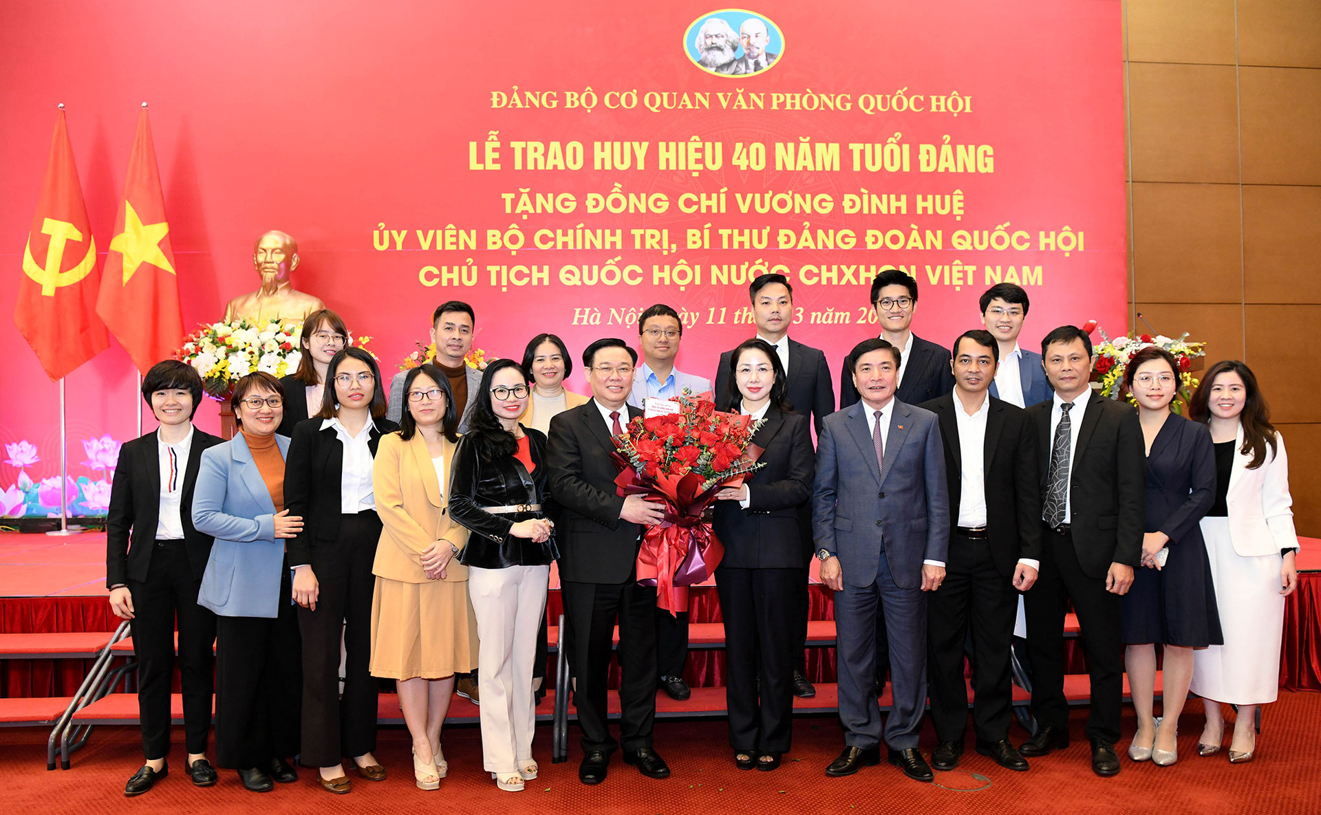 Lễ trao Huy hiệu 40 năm tuổi Đảng tặng Chủ tịch Quốc hội Vương Đình Huệ -0