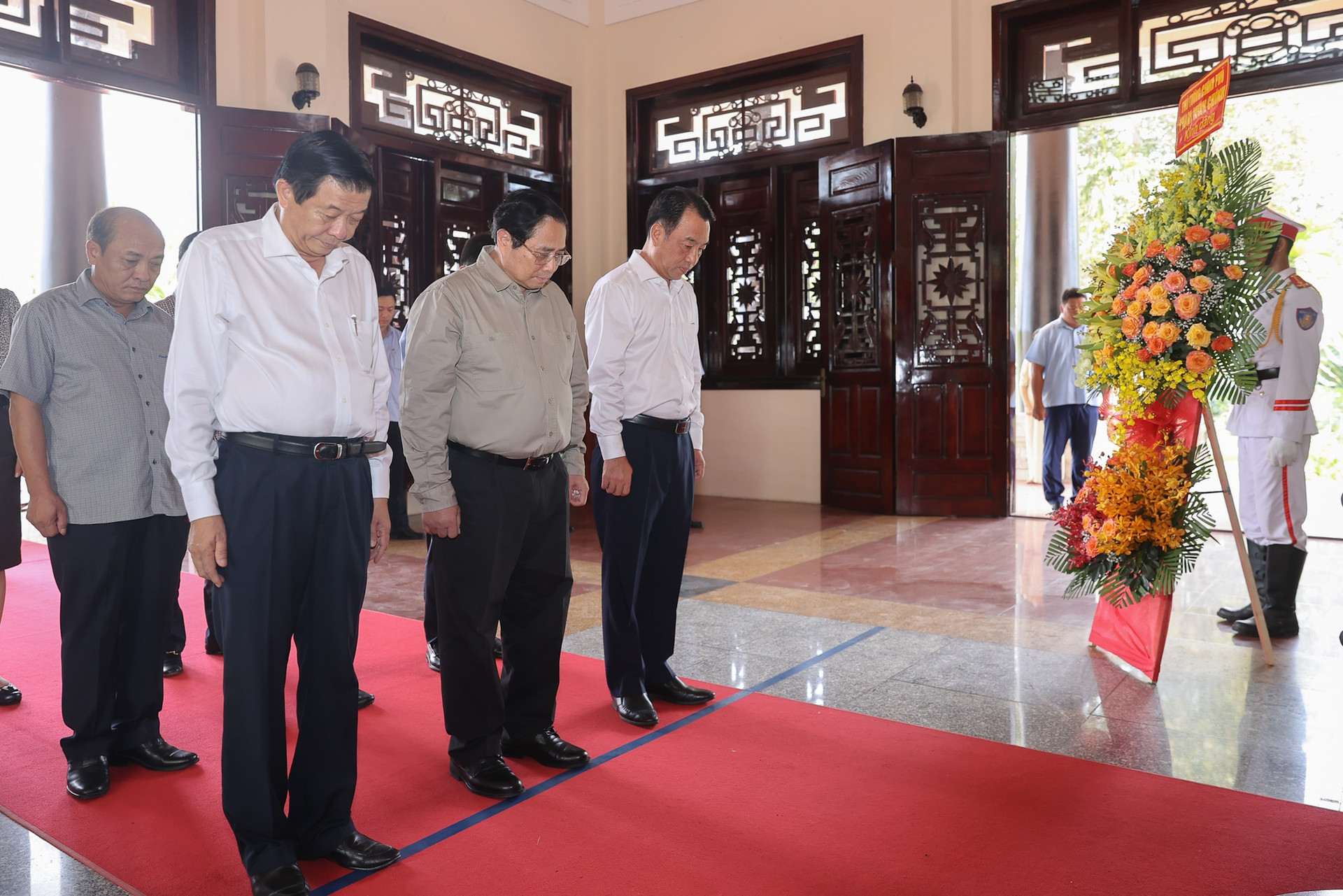 Thủ tướng dâng hương tưởng nhớ hai cố Thủ tướng và Anh hùng dân tộc Trương Định- Ảnh 2.