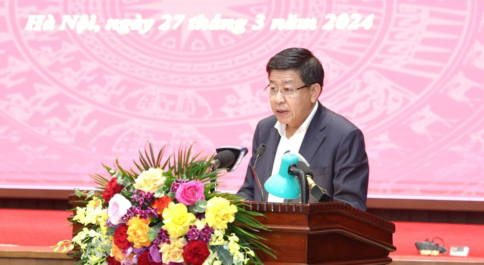 Phó Chủ tịch UBND TP Dương Đức Tuấn trình bày báo cáo tại hội nghị.