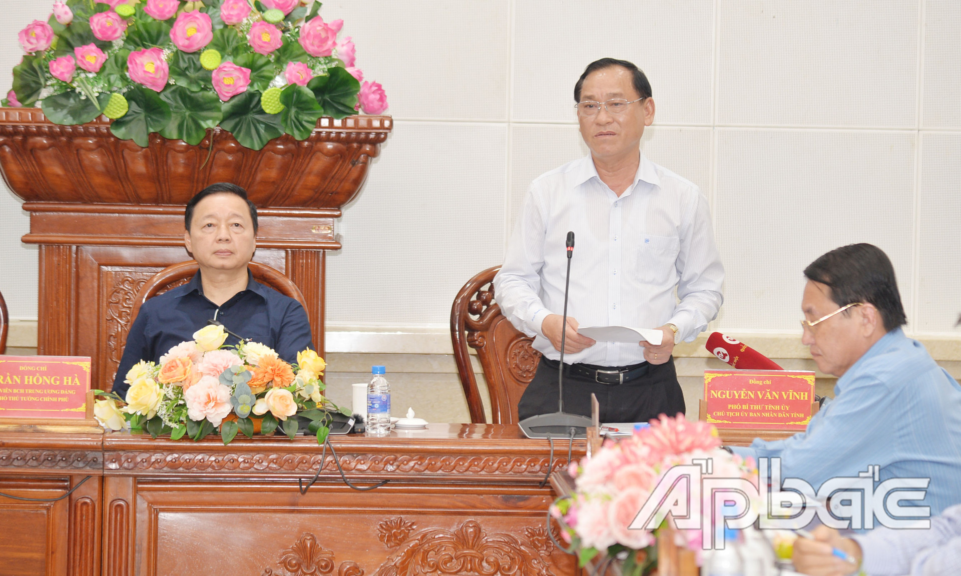 Đồng chí Nguyễn Văn Vĩnh báo cáo về công tác phòng, chống hạn, mặn trên địa bàn tỉnh Tiền Giang.