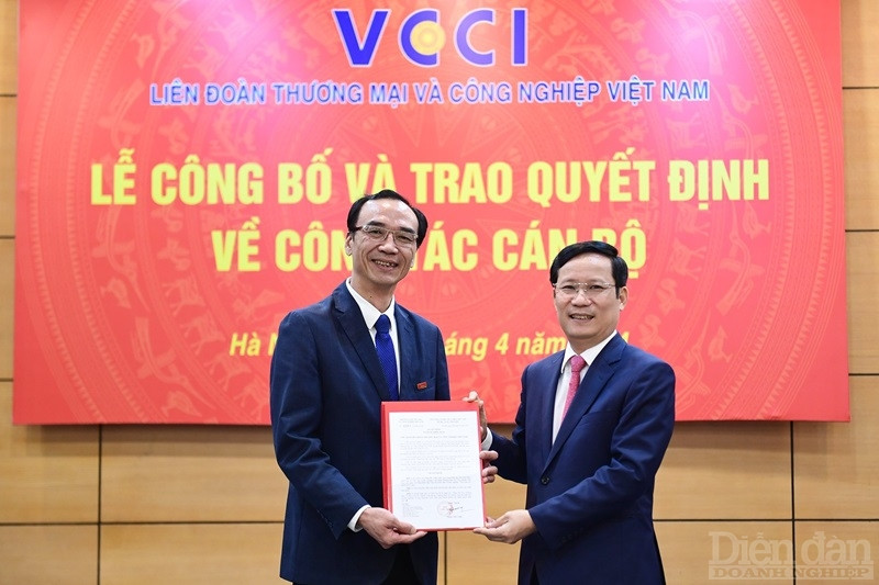Chủ tịch Phạm Tấn Công trao Quyết định bổ nhiệm Tổng biên tập Tạp chí Diễn đàn Doanh nghiệp cho Nhà báo Nguyễn Linh Anh