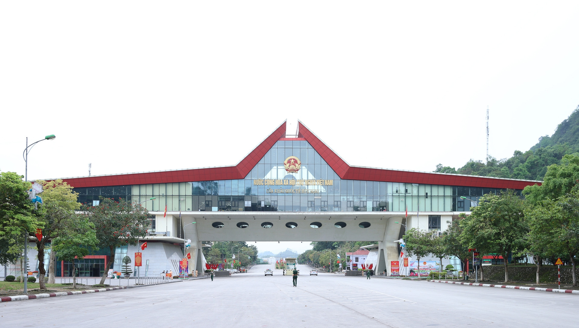 Thủ tướng thăm cửa khẩu Hữu Nghị và khảo sát một số dự án tại Lạng Sơn- Ảnh 4.