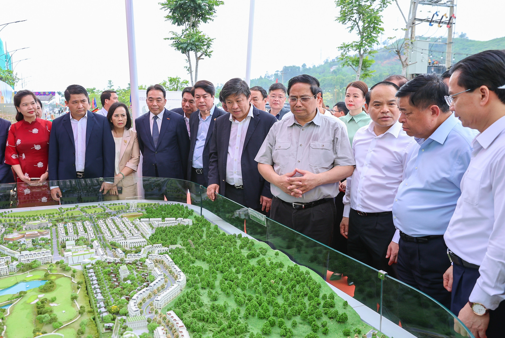 Thủ tướng thăm cửa khẩu Hữu Nghị và khảo sát một số dự án tại Lạng Sơn- Ảnh 9.