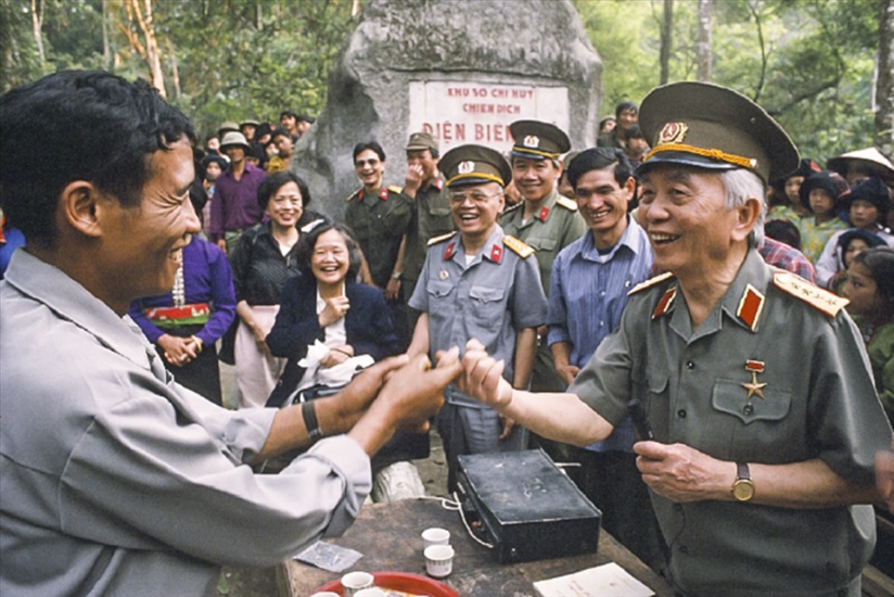 2.1.-dai-tuong-vo-nguyen-giap-tham-lai-so-chi-huy-chien-dich-dien-bien-phu-sau-40-nam-giai-phong-dien-bien.-anh-tu-lieu.png