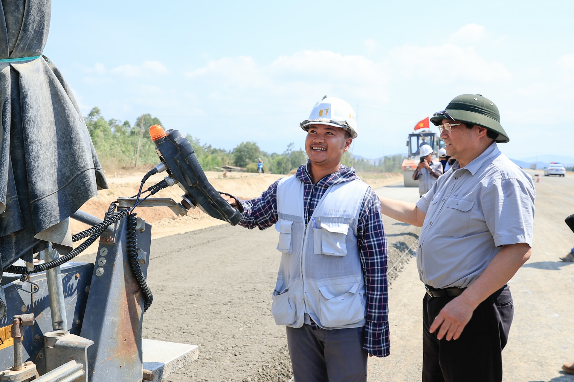 Thủ tướng kiểm tra hiện trường, đốc thúc nhiều dự án cao tốc trọng điểm- Ảnh 7.