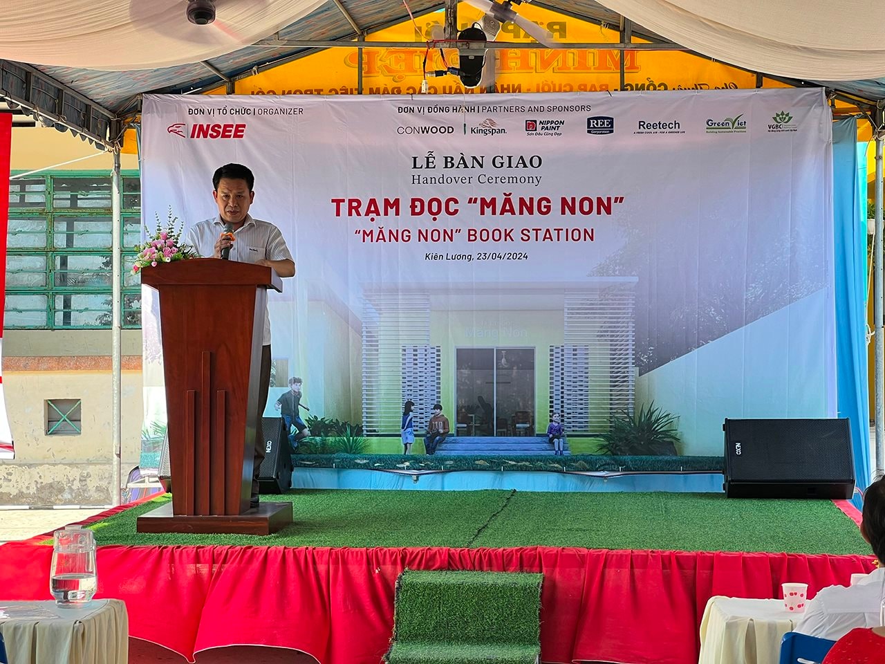 hinh-2-ong-le-thanh-huong-chu-tich-ubnd-huyen-kien-luong-chia-se-trong-buoi-le-khanh-thanh-du-an-tram-doc-mang-non-quan-quan-insee-prize-2022.jpg