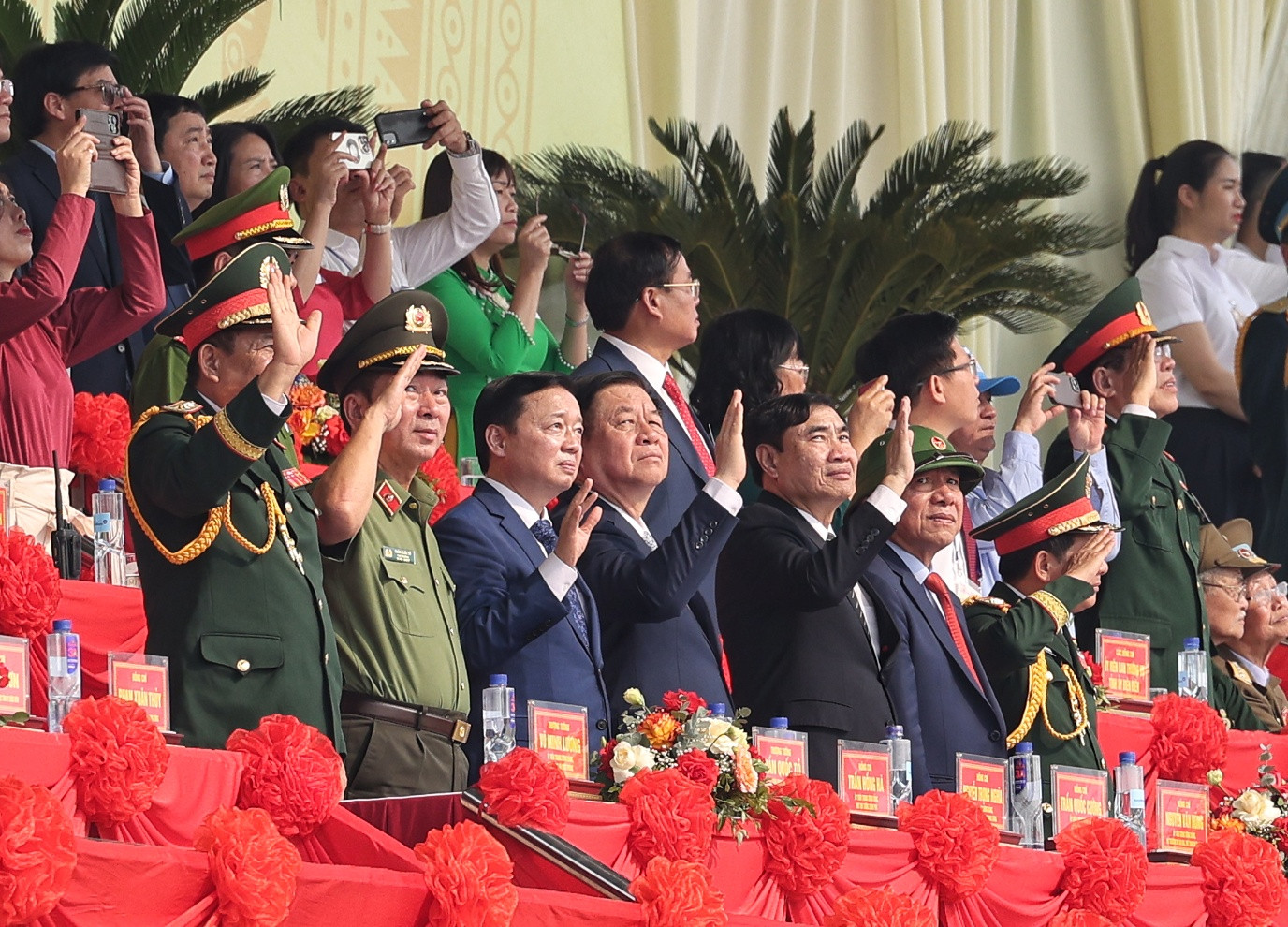 Tổng duyệt Lễ kỷ niệm 70 năm Chiến thắng Điện Biên Phủ: Nhân dân, du khách cổ vũ nồng nhiệt các khối diễu binh, diễu hành- Ảnh 7.