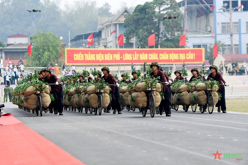 Tổng duyệt Lễ kỷ niệm 70 năm Chiến thắng Điện Biên Phủ: Nhân dân, du khách cổ vũ nồng nhiệt các khối diễu binh, diễu hành- Ảnh 17.