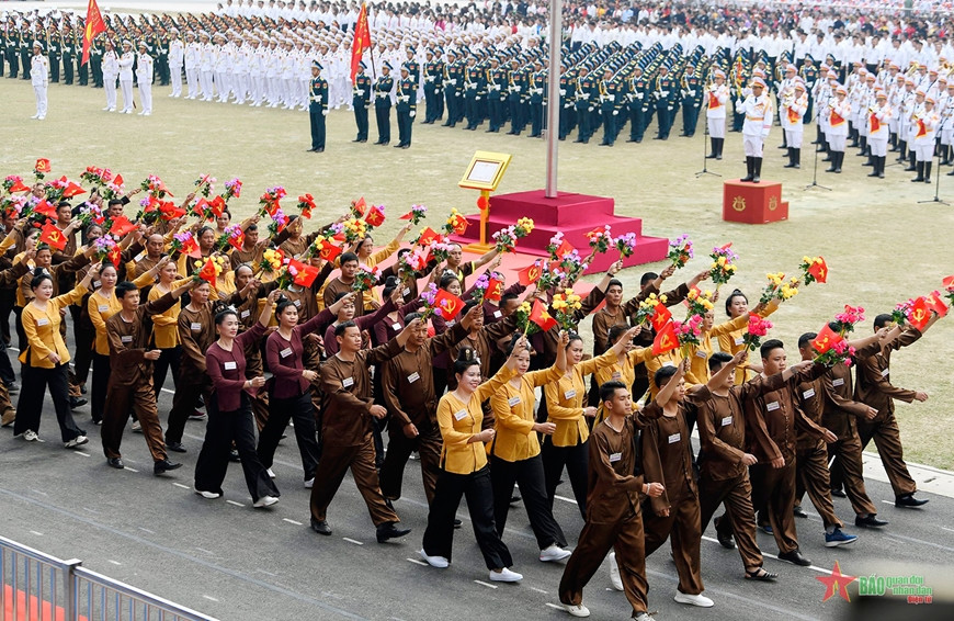 Tổng duyệt Lễ kỷ niệm 70 năm Chiến thắng Điện Biên Phủ: Nhân dân, du khách cổ vũ nồng nhiệt các khối diễu binh, diễu hành- Ảnh 18.