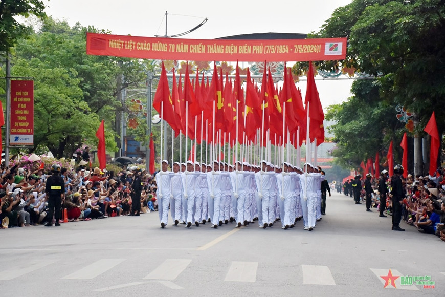 Tổng duyệt Lễ kỷ niệm 70 năm Chiến thắng Điện Biên Phủ: Nhân dân, du khách cổ vũ nồng nhiệt các khối diễu binh, diễu hành- Ảnh 19.