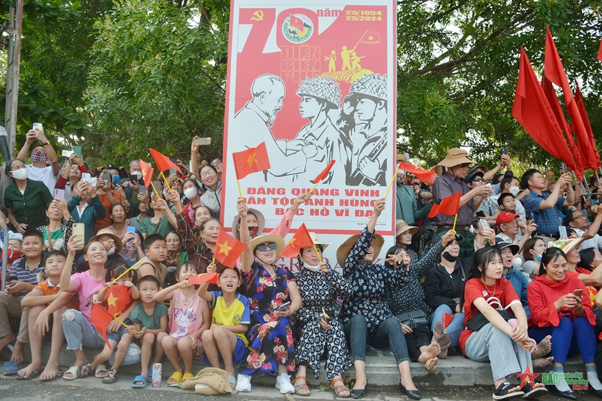 Tổng duyệt Lễ kỷ niệm 70 năm Chiến thắng Điện Biên Phủ: Nhân dân, du khách cổ vũ nồng nhiệt các khối diễu binh, diễu hành- Ảnh 20.