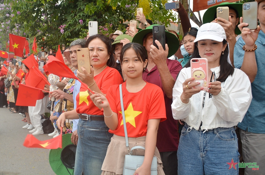 Tổng duyệt Lễ kỷ niệm 70 năm Chiến thắng Điện Biên Phủ: Nhân dân, du khách cổ vũ nồng nhiệt các khối diễu binh, diễu hành- Ảnh 21.