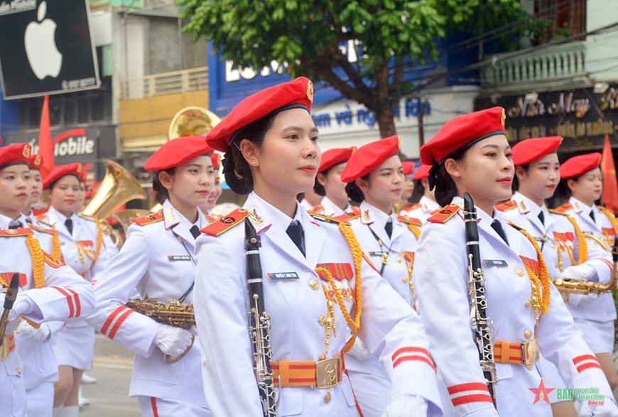 Tổng duyệt Lễ kỷ niệm 70 năm Chiến thắng Điện Biên Phủ: Nhân dân, du khách cổ vũ nồng nhiệt các khối diễu binh, diễu hành- Ảnh 22.