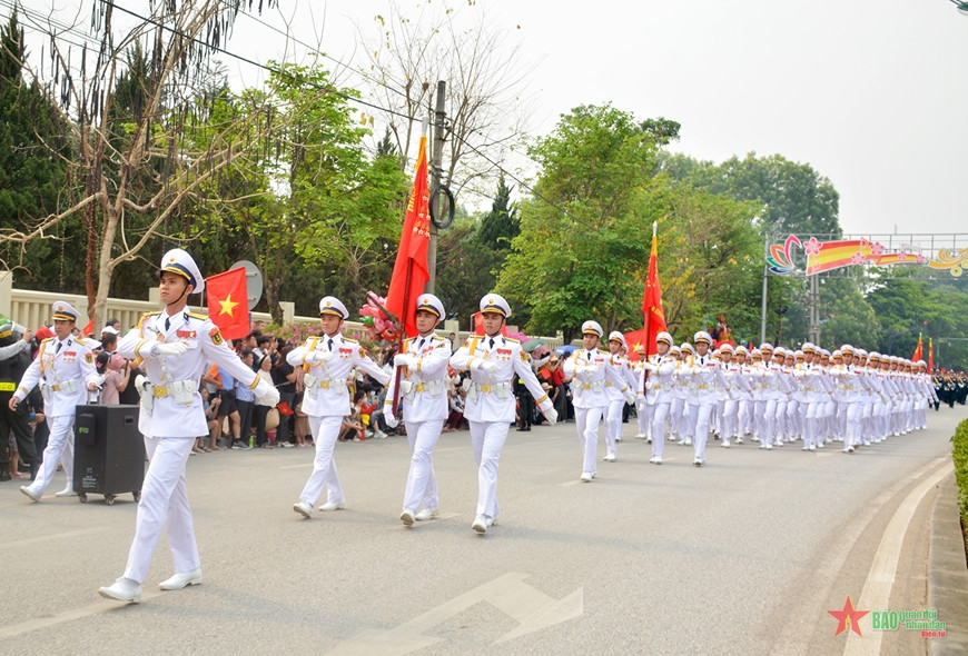 Tổng duyệt Lễ kỷ niệm 70 năm Chiến thắng Điện Biên Phủ: Nhân dân, du khách cổ vũ nồng nhiệt các khối diễu binh, diễu hành- Ảnh 23.