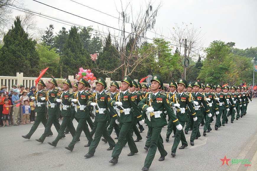 Tổng duyệt Lễ kỷ niệm 70 năm Chiến thắng Điện Biên Phủ: Nhân dân, du khách cổ vũ nồng nhiệt các khối diễu binh, diễu hành- Ảnh 24.