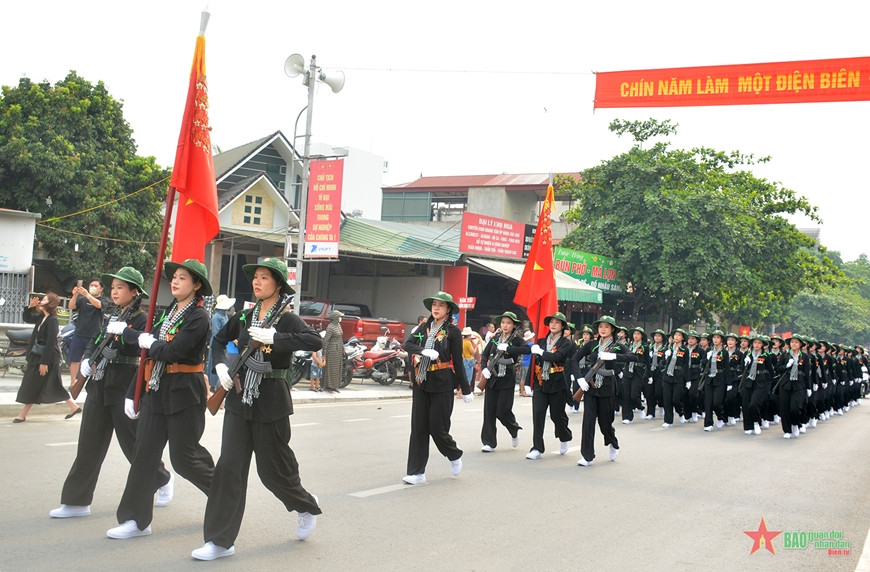 Tổng duyệt Lễ kỷ niệm 70 năm Chiến thắng Điện Biên Phủ: Nhân dân, du khách cổ vũ nồng nhiệt các khối diễu binh, diễu hành- Ảnh 25.