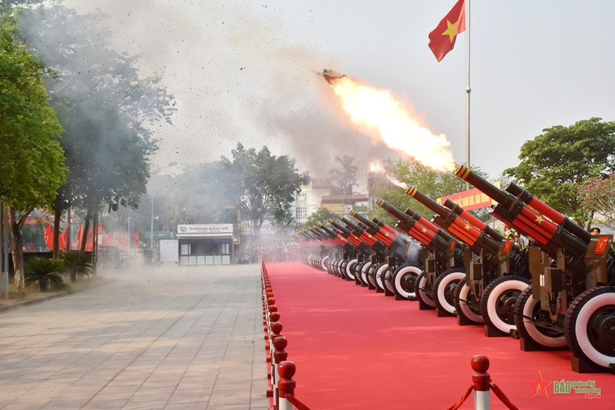Tổng duyệt Lễ kỷ niệm 70 năm Chiến thắng Điện Biên Phủ: Nhân dân, du khách cổ vũ nồng nhiệt các khối diễu binh, diễu hành- Ảnh 8.