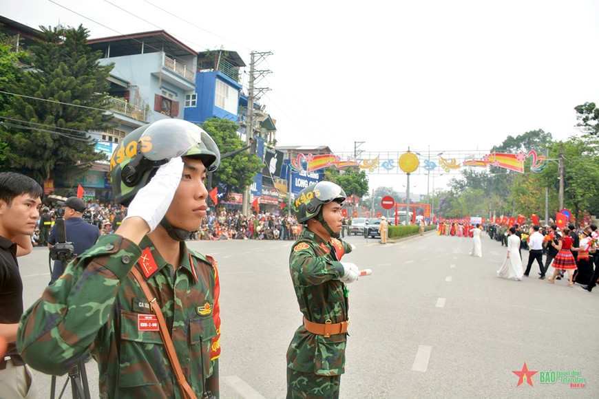 Tổng duyệt Lễ kỷ niệm 70 năm Chiến thắng Điện Biên Phủ: Nhân dân, du khách cổ vũ nồng nhiệt các khối diễu binh, diễu hành- Ảnh 26.