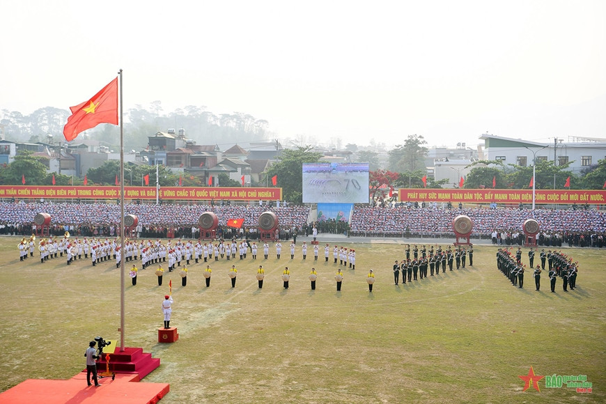 Tổng duyệt Lễ kỷ niệm 70 năm Chiến thắng Điện Biên Phủ: Nhân dân, du khách cổ vũ nồng nhiệt các khối diễu binh, diễu hành- Ảnh 10.