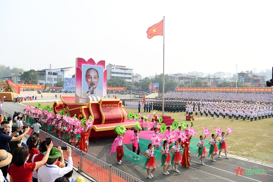 Tổng duyệt Lễ kỷ niệm 70 năm Chiến thắng Điện Biên Phủ: Nhân dân, du khách cổ vũ nồng nhiệt các khối diễu binh, diễu hành- Ảnh 12.