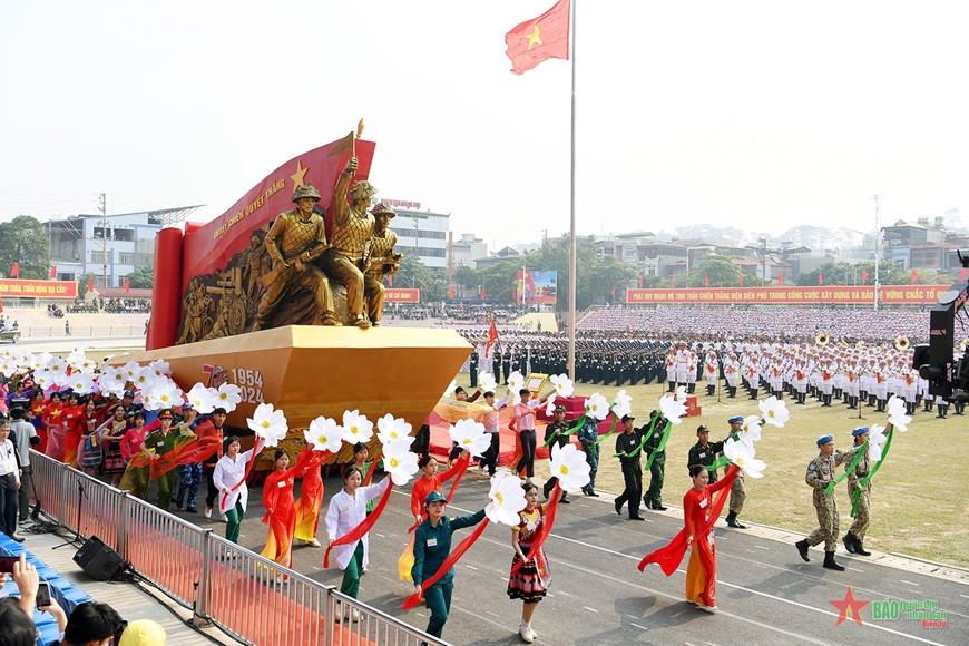 Tổng duyệt Lễ kỷ niệm 70 năm Chiến thắng Điện Biên Phủ: Nhân dân, du khách cổ vũ nồng nhiệt các khối diễu binh, diễu hành- Ảnh 13.