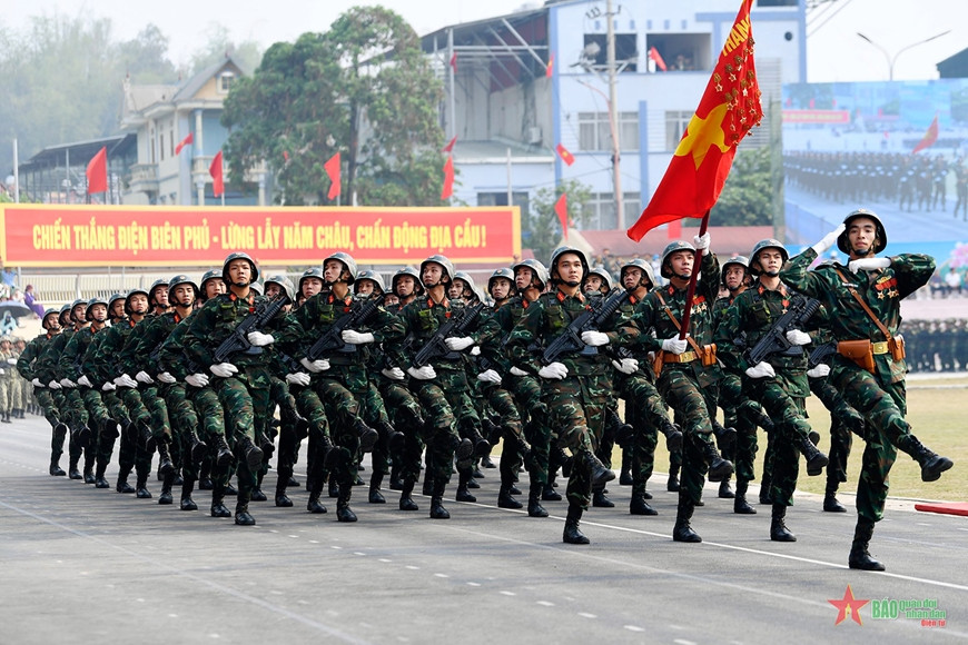 Tổng duyệt Lễ kỷ niệm 70 năm Chiến thắng Điện Biên Phủ: Nhân dân, du khách cổ vũ nồng nhiệt các khối diễu binh, diễu hành- Ảnh 15.