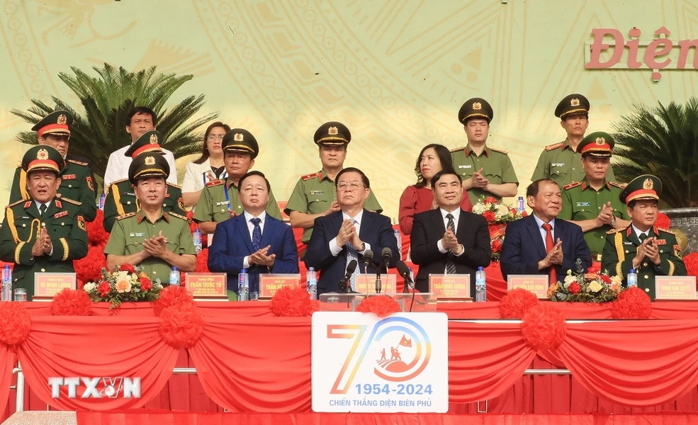 Tổng duyệt Lễ kỷ niệm 70 năm Chiến thắng Điện Biên Phủ: Nhân dân, du khách cổ vũ nồng nhiệt các khối diễu binh, diễu hành- Ảnh 2.