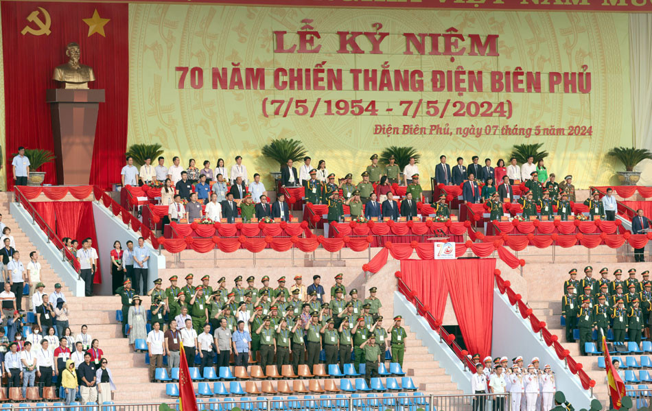 Tổng duyệt Lễ kỷ niệm 70 năm Chiến thắng Điện Biên Phủ: Nhân dân, du khách cổ vũ nồng nhiệt các khối diễu binh, diễu hành- Ảnh 1.