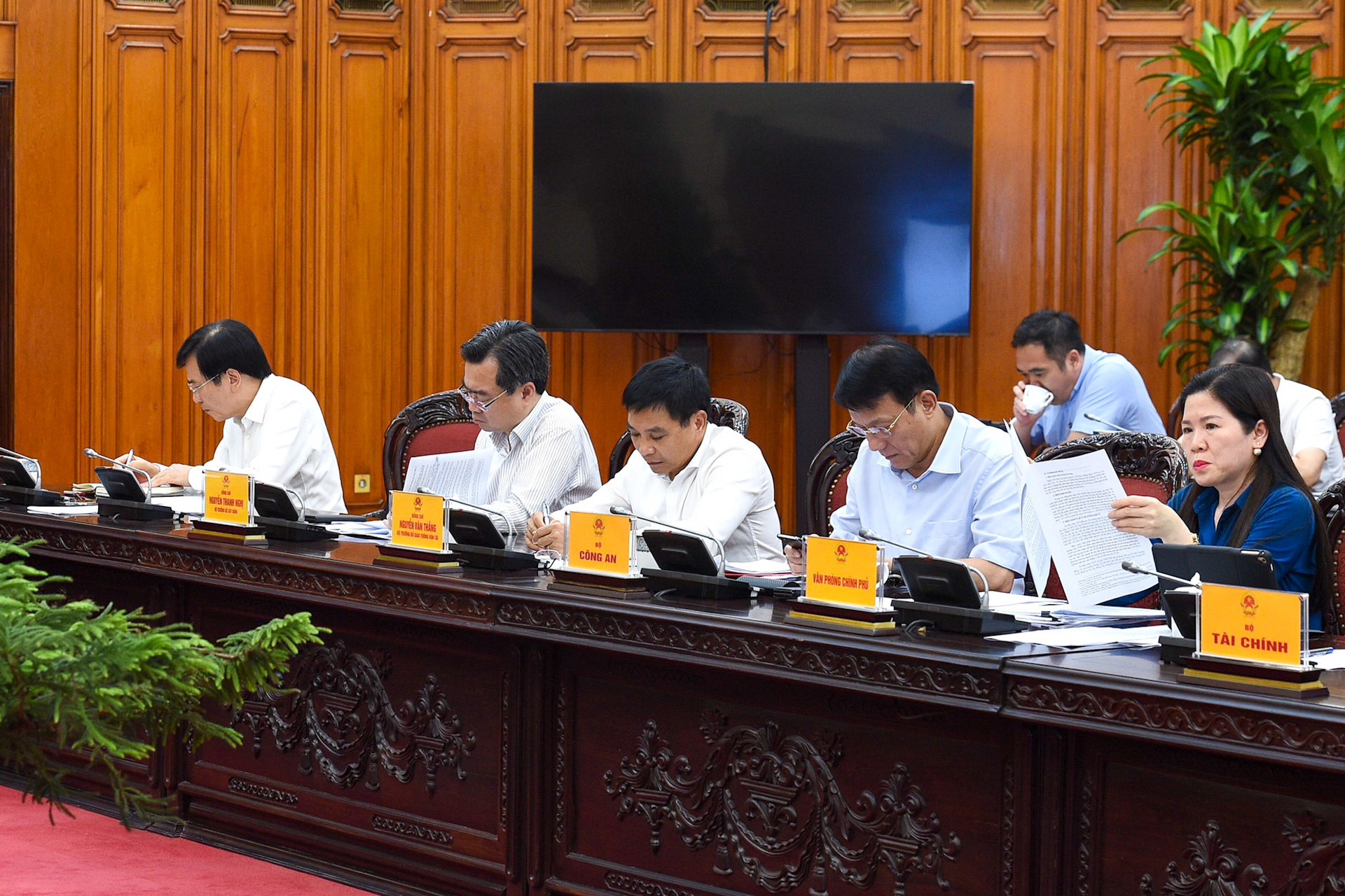 Thủ tướng Phạm Minh Chính chủ trì cuộc họp về chính sách tiền tệ, chính sách tài khóa- Ảnh 5.