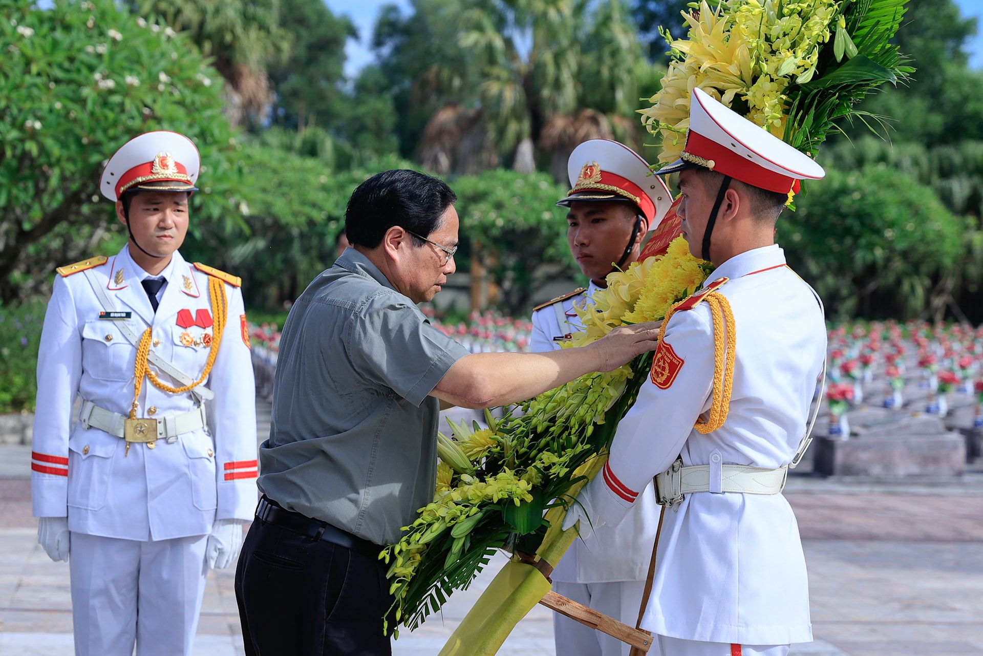 Thủ tướng dâng hương, viếng Đại tướng Võ Nguyên Giáp và các anh hùng, liệt sĩ- Ảnh 3.