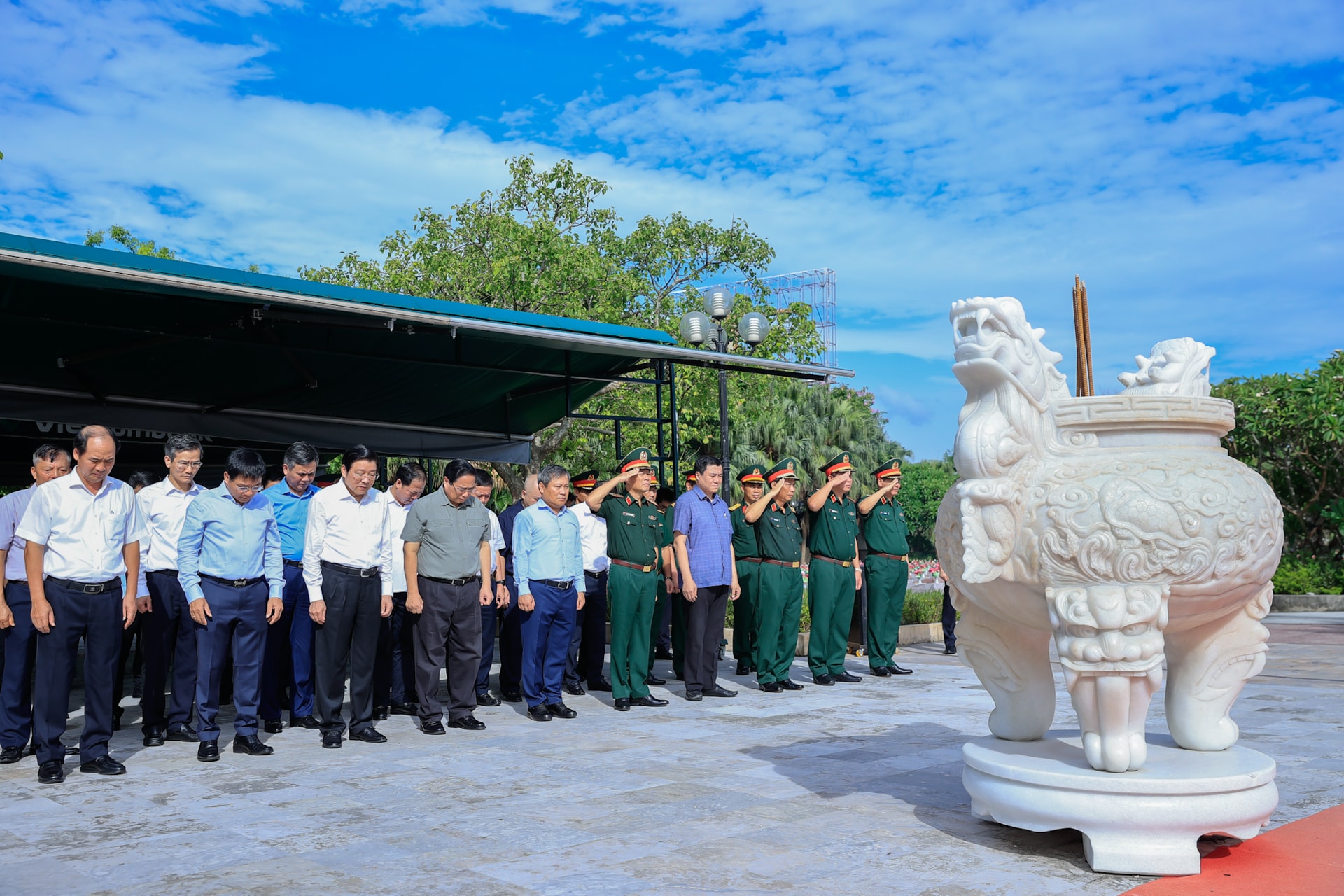 Thủ tướng dâng hương, viếng Đại tướng Võ Nguyên Giáp và các anh hùng, liệt sĩ- Ảnh 4.