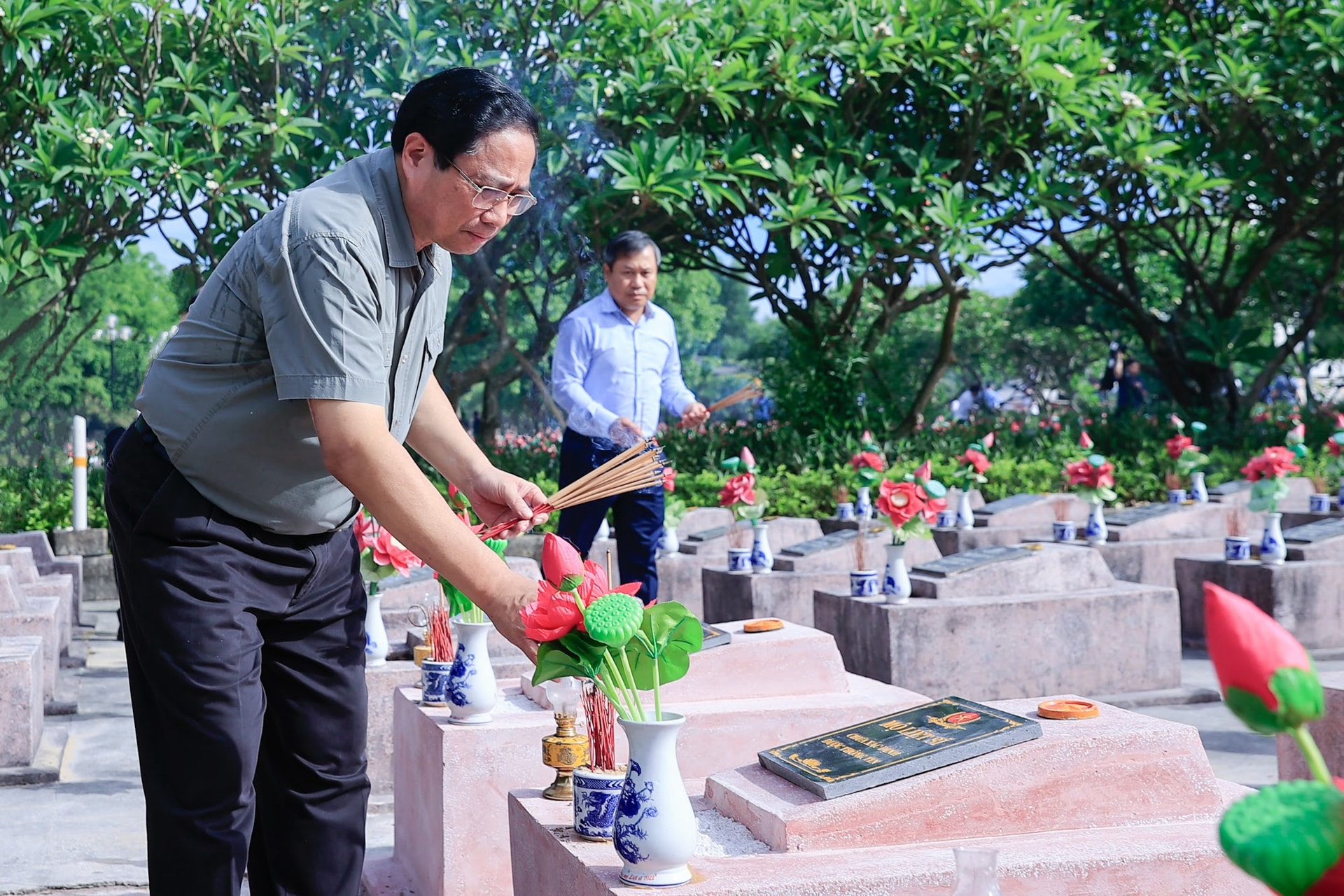 Thủ tướng dâng hương, viếng Đại tướng Võ Nguyên Giáp và các anh hùng, liệt sĩ- Ảnh 6.