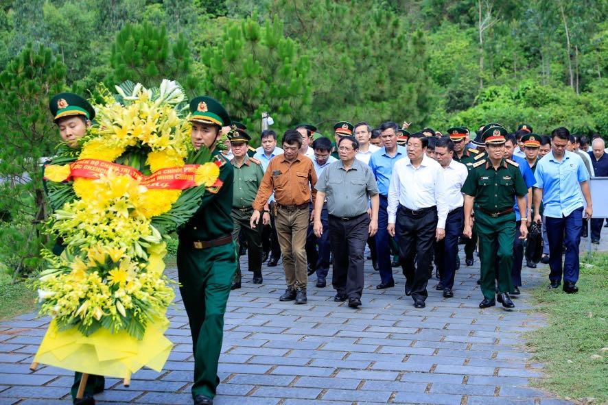 Thủ tướng dâng hương, viếng Đại tướng Võ Nguyên Giáp và các anh hùng, liệt sĩ- Ảnh 7.