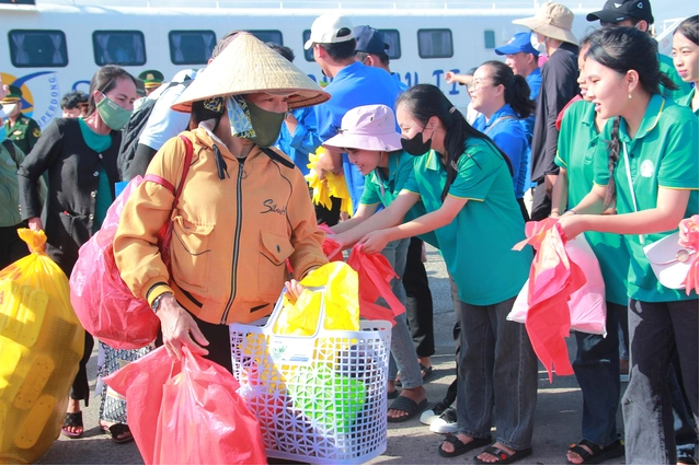 cac-tinh-nguyen-vien-phat-tui-tu-huy-cho-du-khach-den-dao-phu-quy-thang-3-2024-anh-minh-suong.png