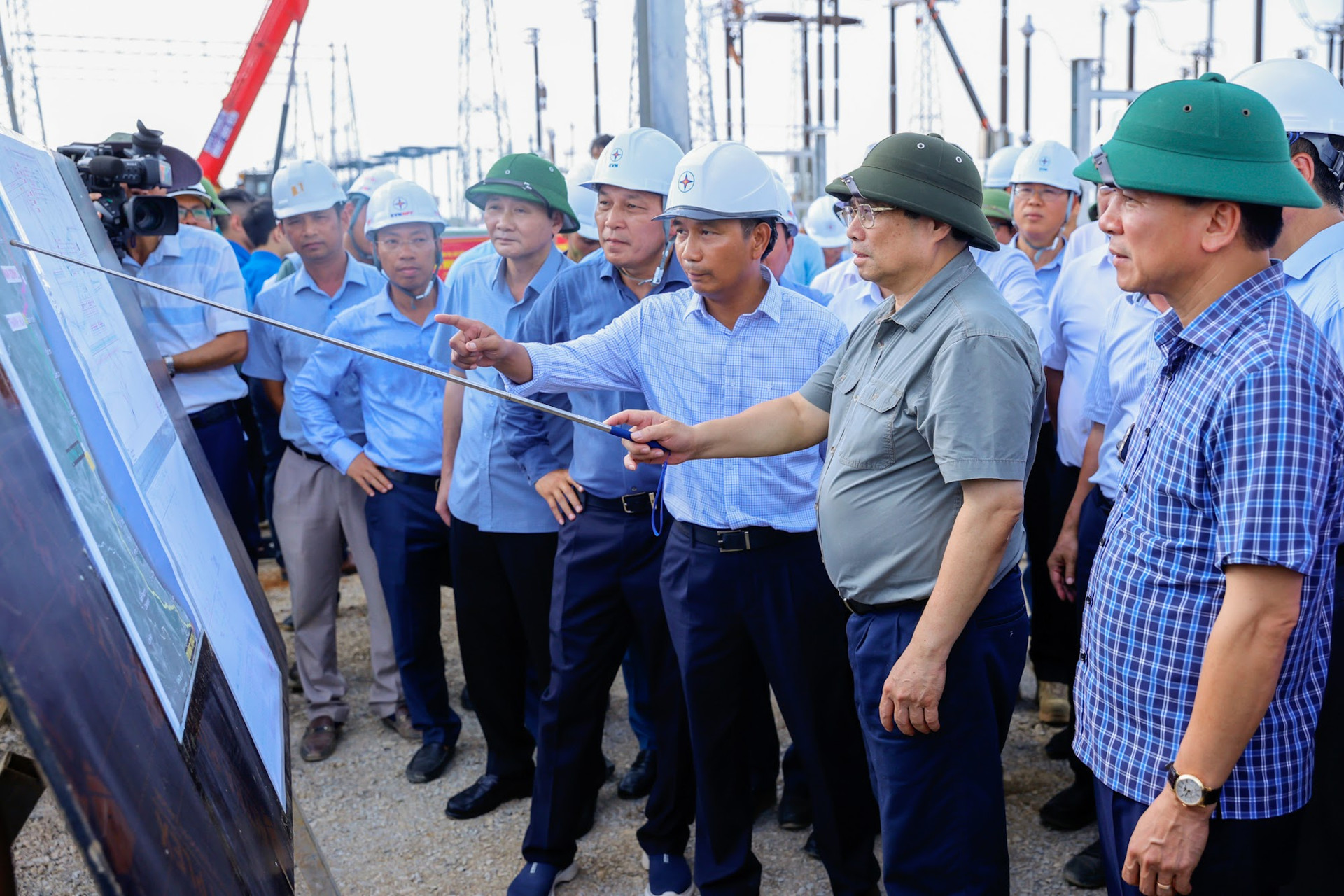 Thủ tướng kiểm tra, động viên, đôn đốc dự án đường dây 500 kV mạch 3- Ảnh 1.