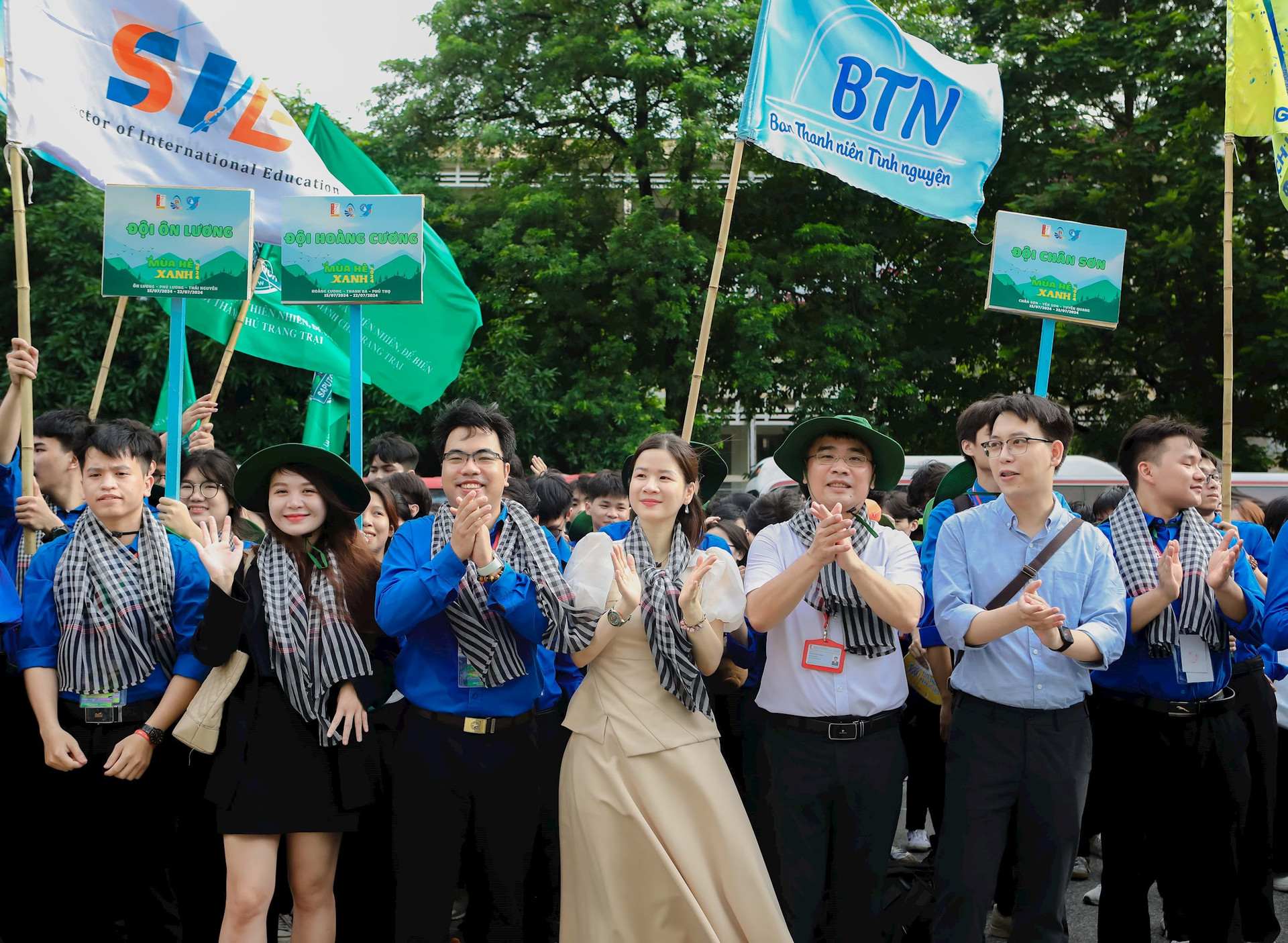 va-ts.-le-thai-ha-giam-doc-dieu-hanh-quy-vi-tuong-lai-xanh-tham-du-le-ra-quan-cua-hon-1.000-chien-si-tinh-nguyen-doan-thanh.jpg