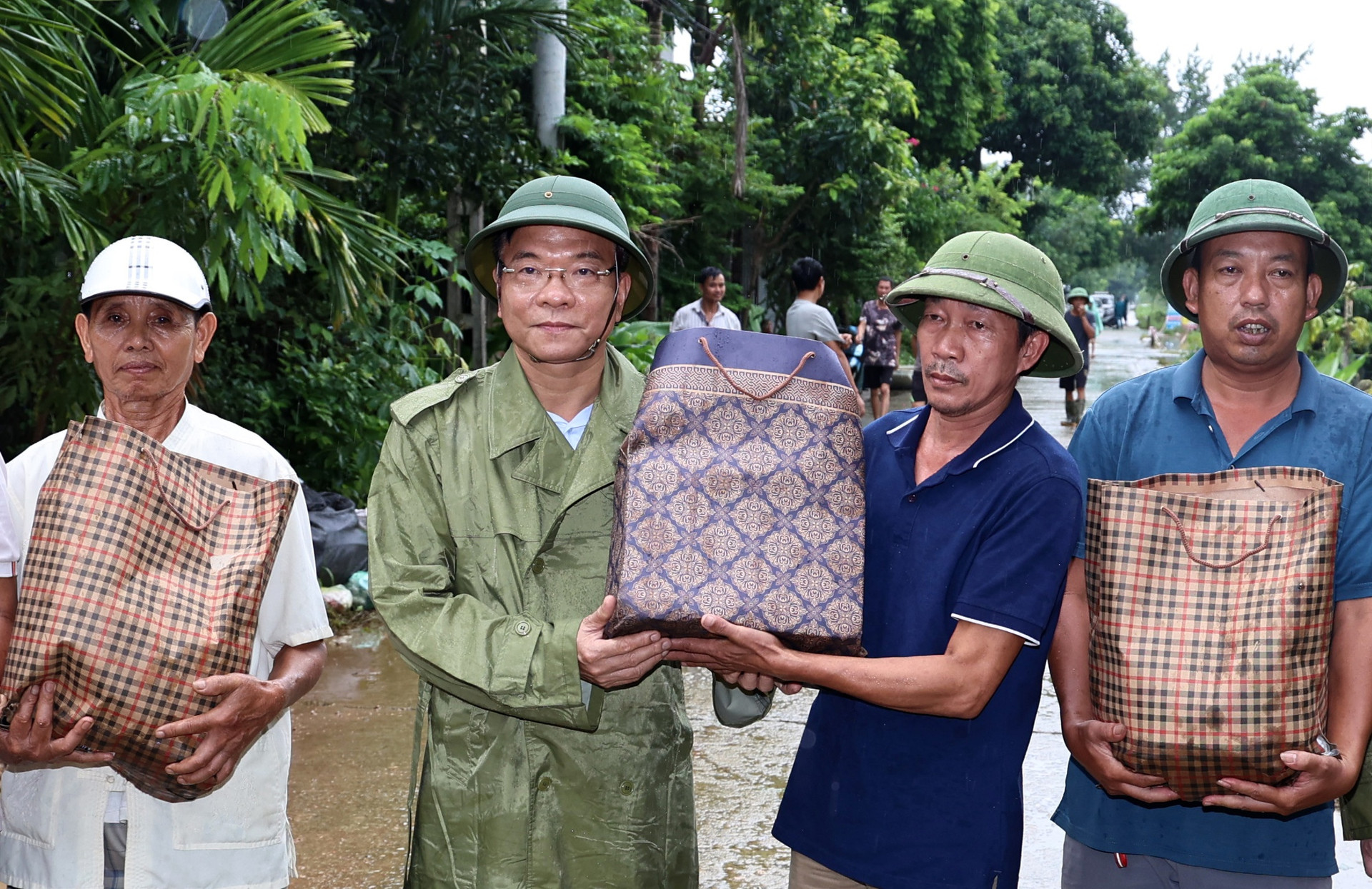 Phó Thủ tướng Lê Thành Long thăm người dân vùng 