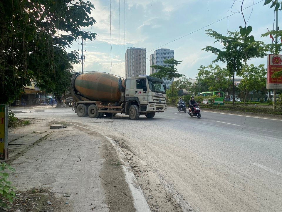 Trạm trộn bê tông ở Hoài Đức (Hà Nội) bị xử phạt nặng vì gây ô nhiễm môi trường - Ảnh 2.