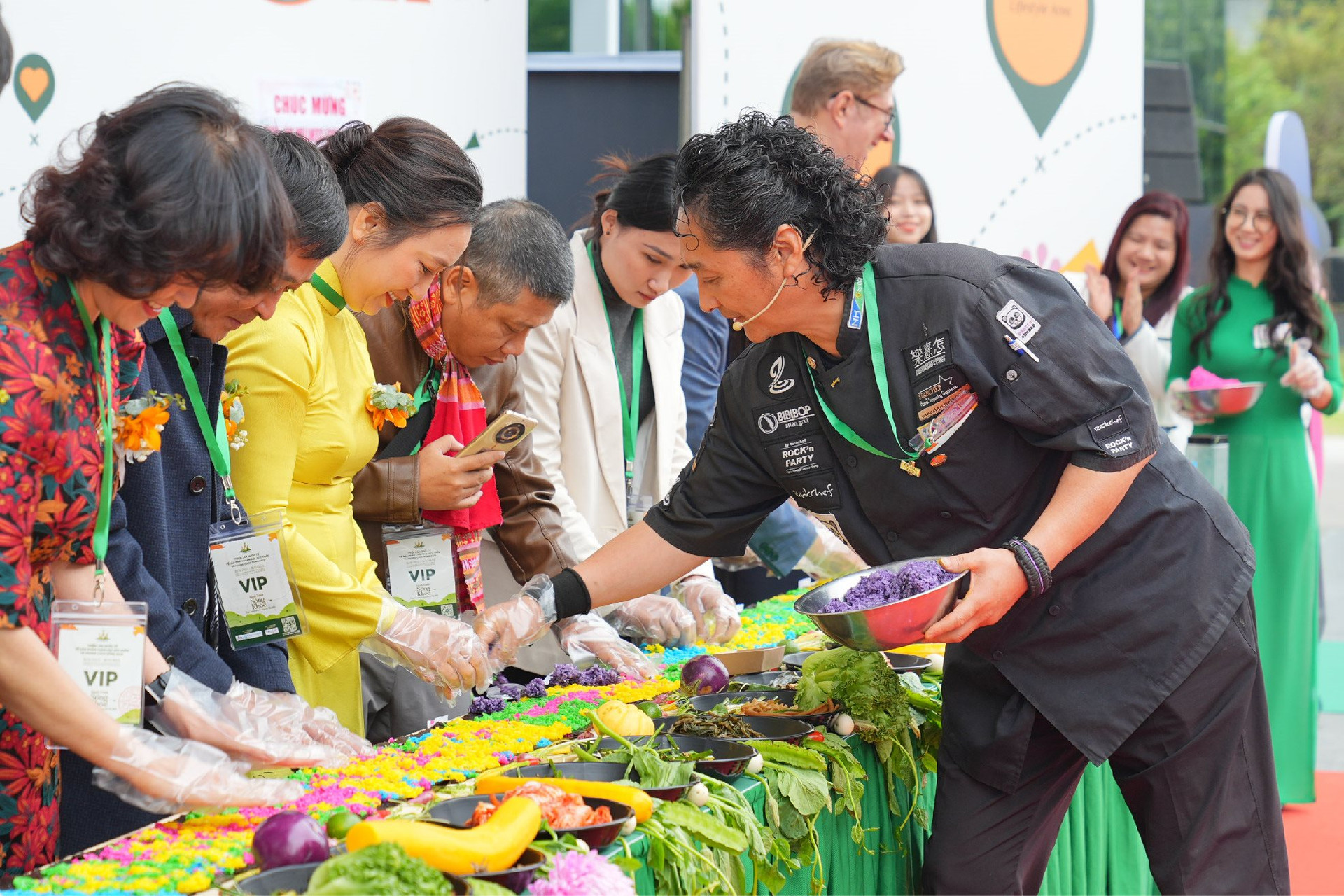 nghi-thuc-cuon-kimbab-khai-mac-wellness-expo-2023.jpg