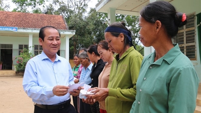 Giám đốc BHXH tỉnh Đồng Nai Phạm Minh Thành trao tặng thẻ BHYT cho người có hoàn cảnh khó khăn. Nguồn: BHXH Đồng Nai