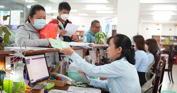 Nhiều người lao động đã thay đổi ý định nhận BHXH một lần, tiếp tục đóng BHXH để nhận lương hưu. Ảnh: BH