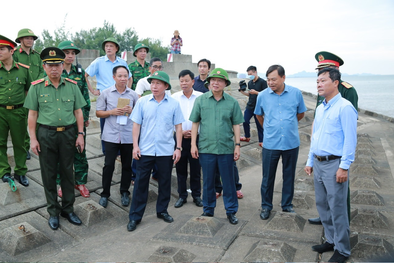 Phó Thủ tướng Trần Hồng Hà thị sát, kiểm tra việc phòng chống bão số 3 tại Quảng Ninh và Hải Phòng- Ảnh 12.