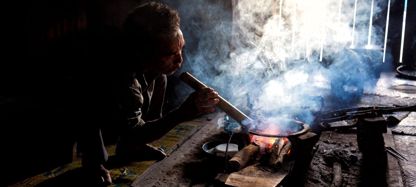 afp__20151015__321-5173__v1__highres__manofthepalaungtribecookingonopenfireinhishome.jpg