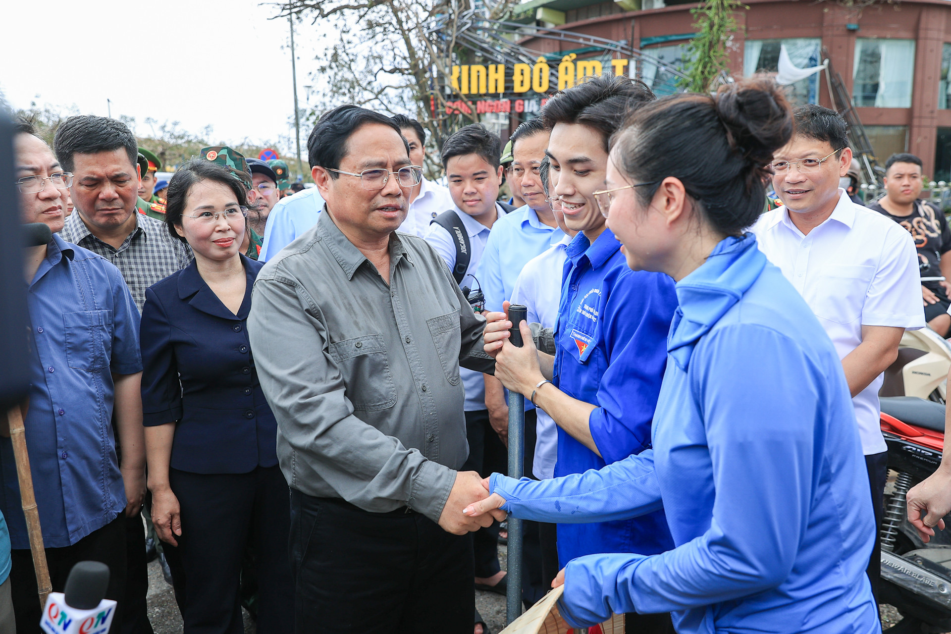 Thủ tướng đi thị sát, động viên người dân và chỉ đạo khắc phục hậu quả bão số 3 tại Quảng Ninh- Ảnh 7.