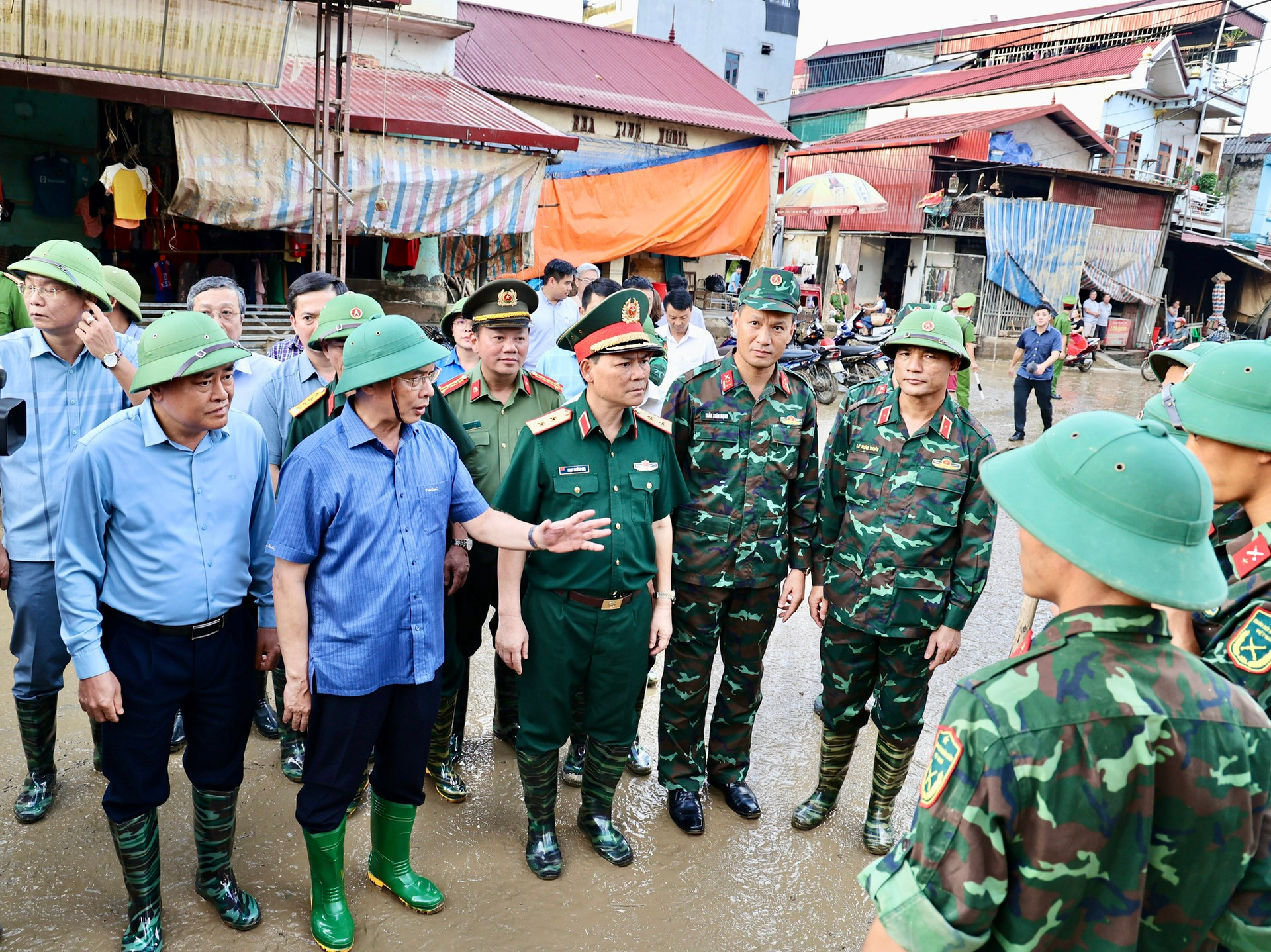 Phó Thủ tướng Bùi Thanh Sơn thị sát công tác ứng phó mưa lũ, thăm bà con tại 2 huyện bị ngập lụt tại Lạng Sơn- Ảnh 8.