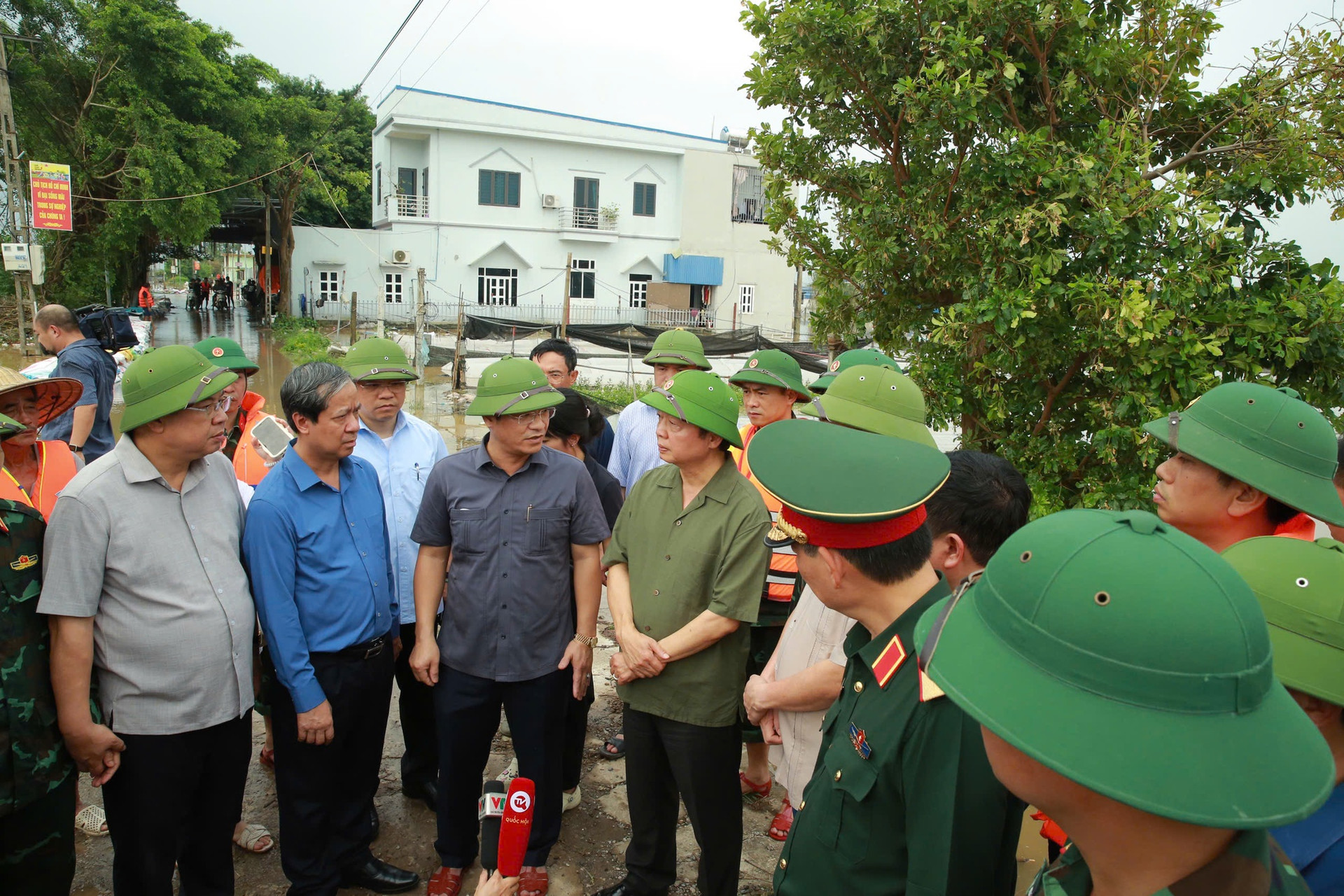 Phó Thủ tướng Trần Hồng Hà kiểm tra công tác khắc phục hậu quả sau bão số 3 tại tỉnh Nam Định- Ảnh 1.