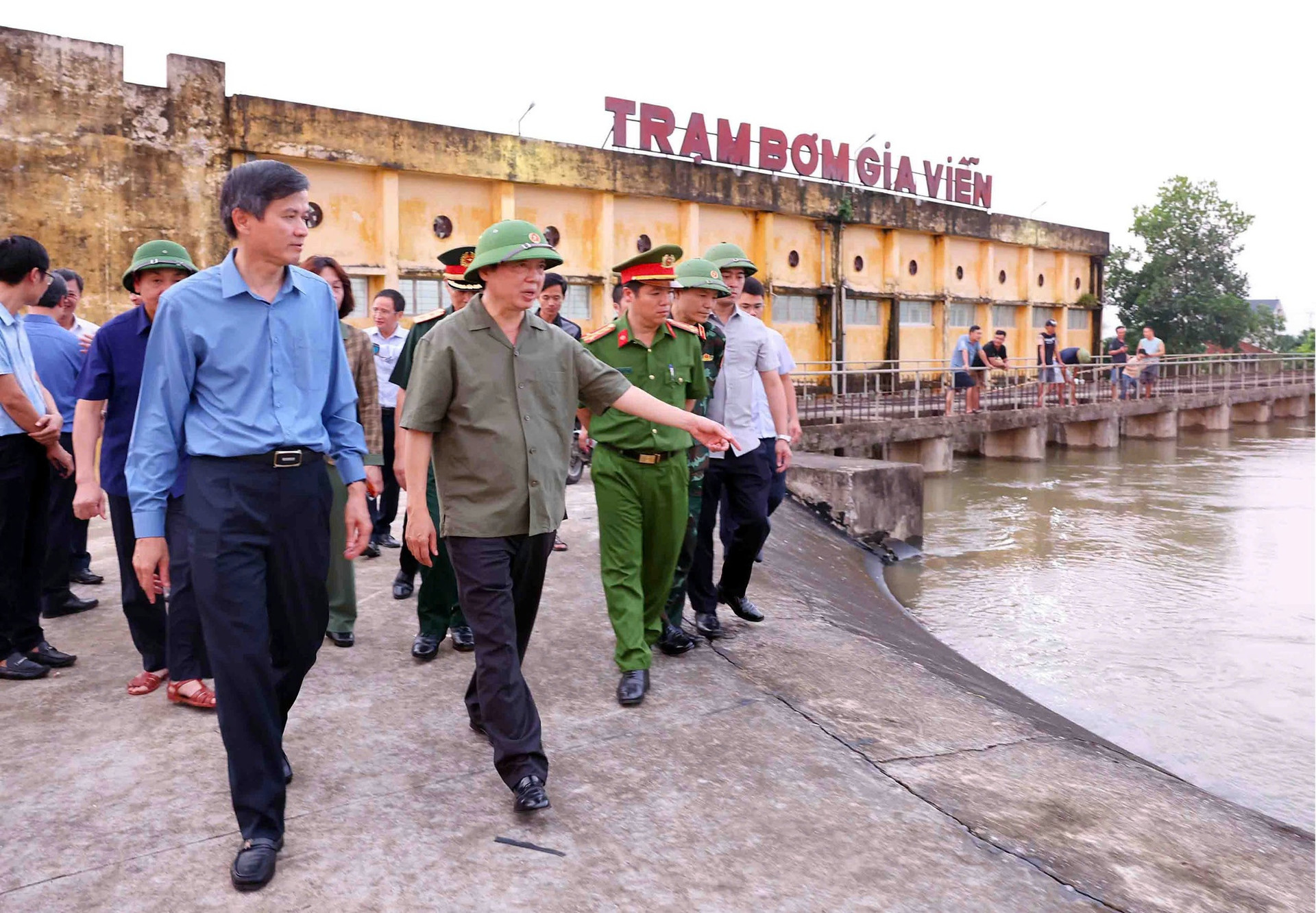 Phó Thủ tướng Trần Hồng Hà kiểm tra phương án thoát lũ sông Hoàng Long (Ninh Bình)- Ảnh 1.