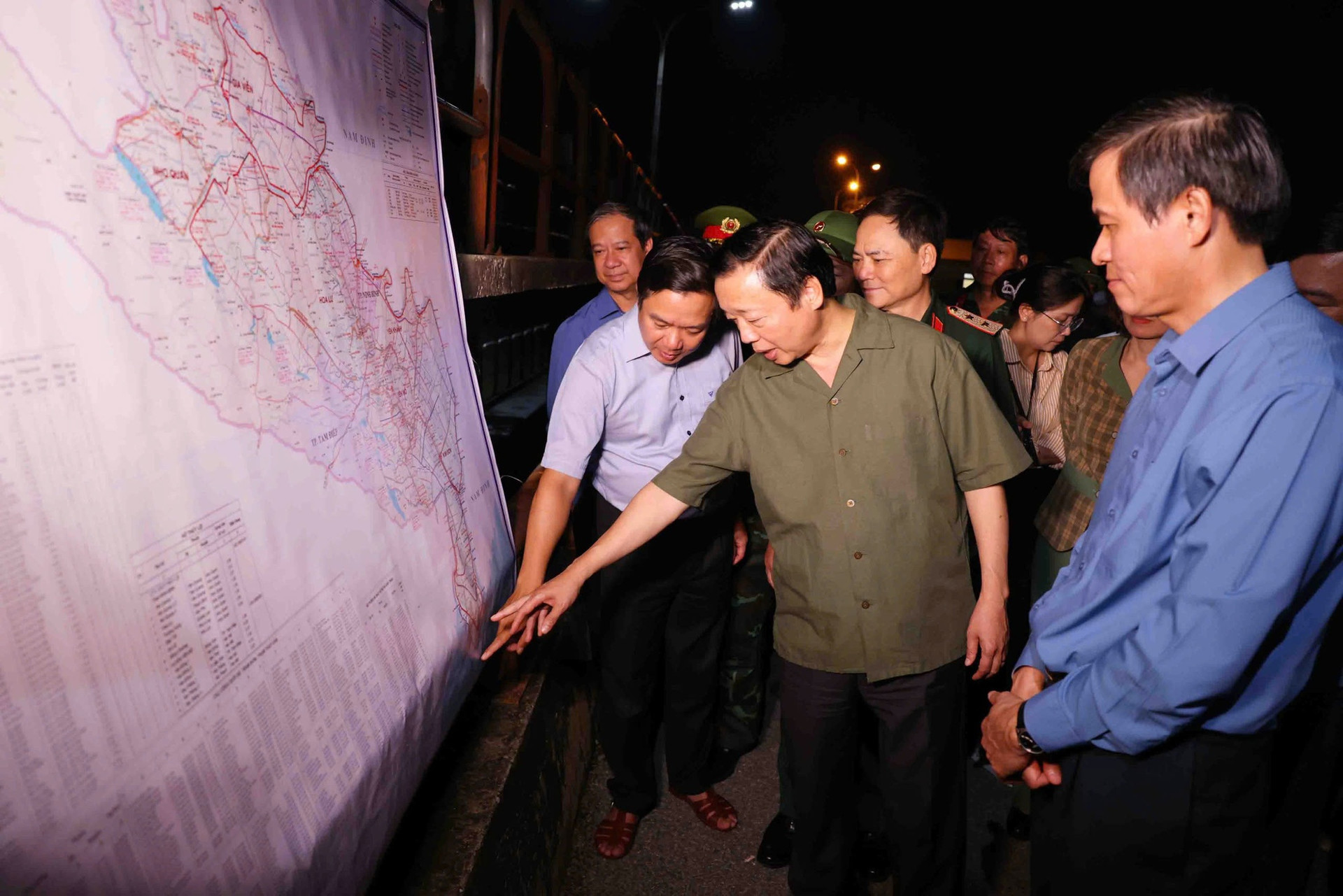 Phó Thủ tướng Trần Hồng Hà kiểm tra phương án thoát lũ sông Hoàng Long (Ninh Bình)- Ảnh 2.