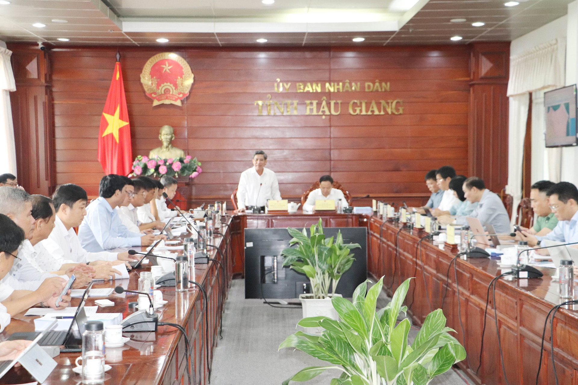 a5-quang-canh-buoi-lam-viec.jpg